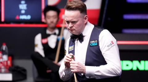 Shaun Murphy chalks his cue