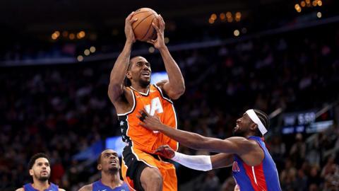 Kawhi Leonard takes a shot against the Detroit Pistons