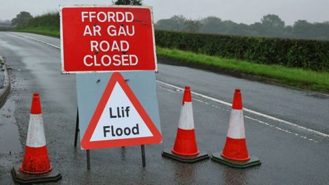 Roadside 'flood' sign