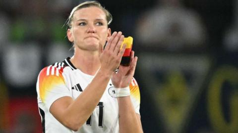 Alexandra Popp clapping for Germany