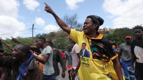 Supporters of presidential candidate Venancio Mondlane protest demanding the 'restoration of electoral truth', cutting off traffic at Ressano Garcia, the main border between Mozambique and South Africa, heavily guarded by dozens of soldiers and police, Mozambique, 14 November 2024. 