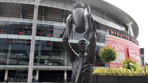 Statue of Arsene Wenger