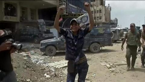 Iraqi fighter celebrates in Mosul