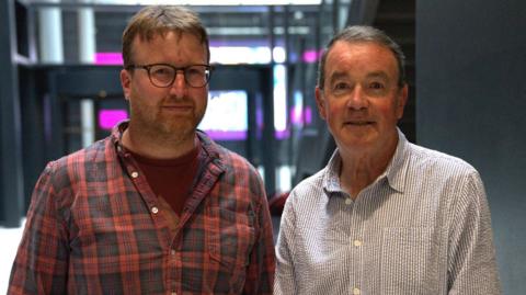Cynhyrchydd y gyfres, Meic Parry, gyda Nic Parry