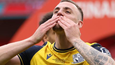 Southend celebrate winning FA Trophy