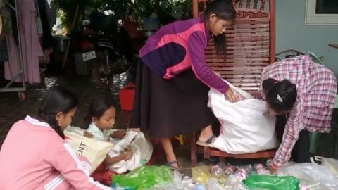 Children collecting plastic