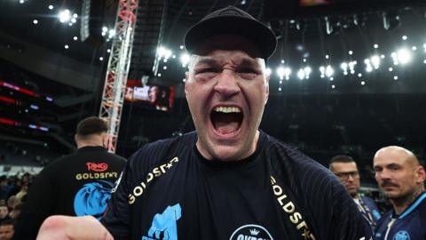 Tyson Fury cheering