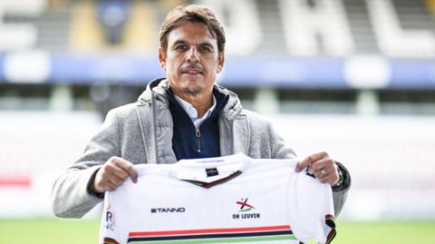 Chris Coleman with OH Leuven shirt