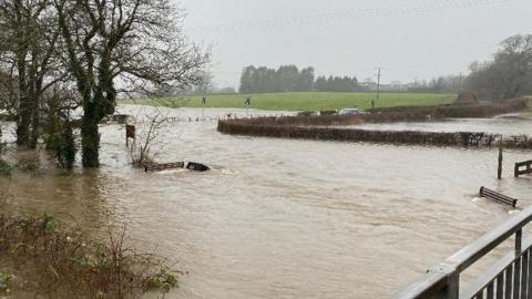 Yr Afon Elai wedi gorlifo yn Llanbedr-y-fro