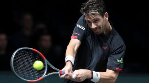 Cameron Norrie plays a backhand