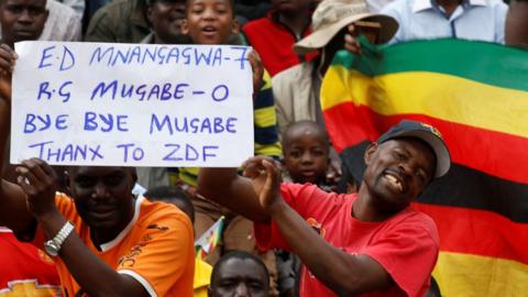 People wait for the inauguration ceremony to swear in Zimbabwe's Emmerson Mnangagwa as president in Harare, Zimbabwe, 24 November 2017