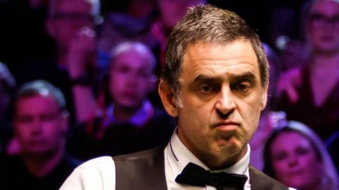 Ronnie O'Sullivan weighs up a shot