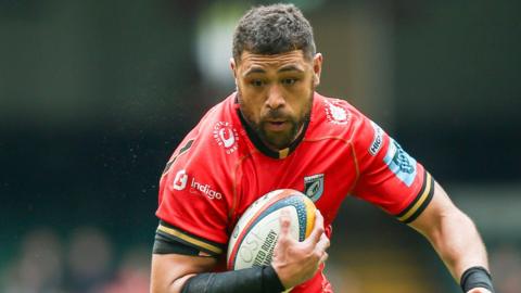 Taulupe Faletau carrying ball for Cardiff