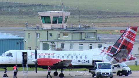 Itealan Loganair aig Port-adhair Steòrnabhaigh