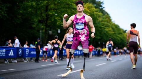 Richard Whitehead running in the BMW Berlin-Marathon
