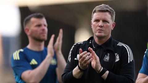  Eddie Howe applauds the fans