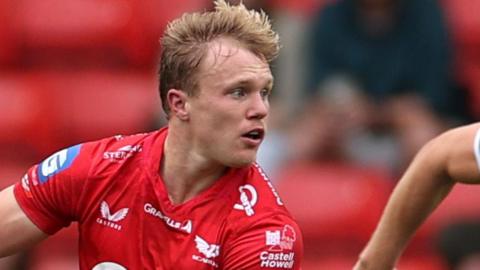 Blair Murray in action for Scarlets against Leicester in pre-season