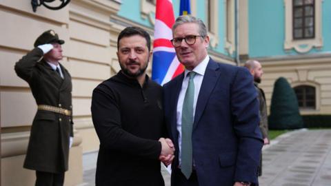 Ukrainian President Volodymyr Zelensky poses with UK Prime Minister Keir Starmer in Kyiv