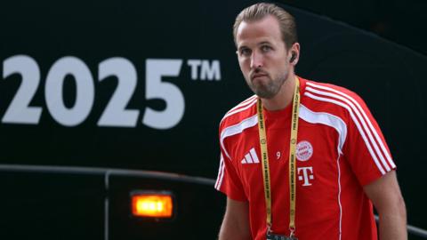 Harry Kane arrives