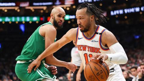 Jalen Brunson bounces the ball