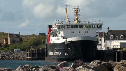 MV Lord of the Isles aig Cidhe Loch Baghasdail