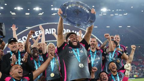 Big Zuu lifts the trophy alongside team-mates