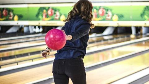 Woman 10-pin bowling