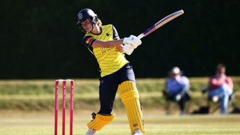  Lauren Bell for Hampshire Hawks