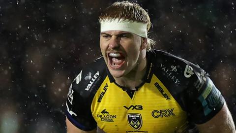 Aaron Wainwright shouts to Dragons team-mates