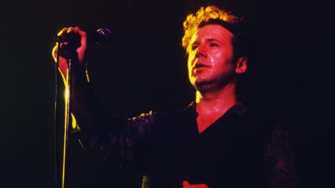Jim Kerr performing in Belgium, 1989