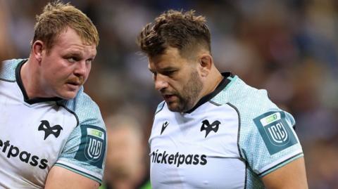 Dewi Lake and Tom Botha of Ospreys discuss tactics
