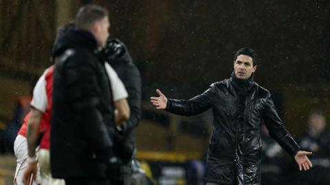 Mikel Arteta reacts with his arms outstretched