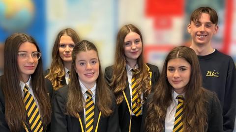 Sgoilearan Sgoil MhicNeacail nan seasamh sa chlas