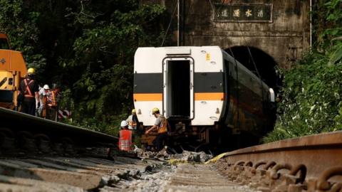 Salvage crews remove train carriages north of Hualien, Taiwan, 3 April 2021