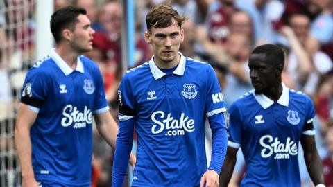 Everton players look dejected during the 4-0 loss to Aston Villa