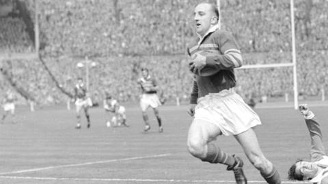 Lewis Jones runs away for Leeds in the 1957 Challenge Cup final against Barrow at Wembley