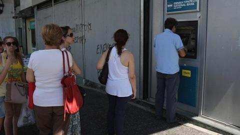 Queues continue to build at Greek cash machines