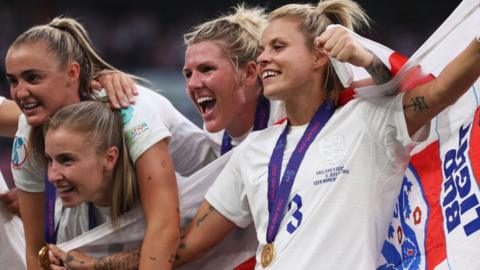 Rachel Daly celebrates winning the Euros with England
