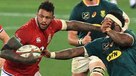 Courtney Lawes hands off Siya Kolisi