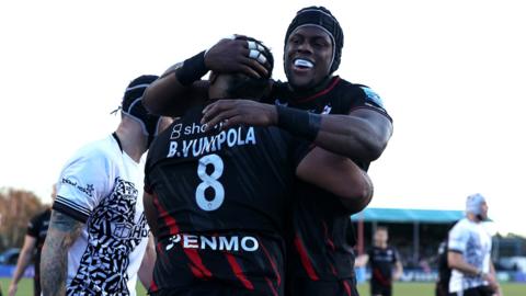 Maro Itoje hugs Billy Vunipola after his try
