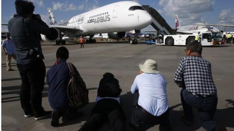 Planes and viewers at Singapore Air Show