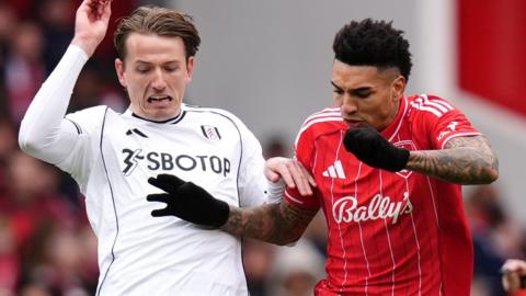 Nottingham Forest and Fulham players challenge for the ball