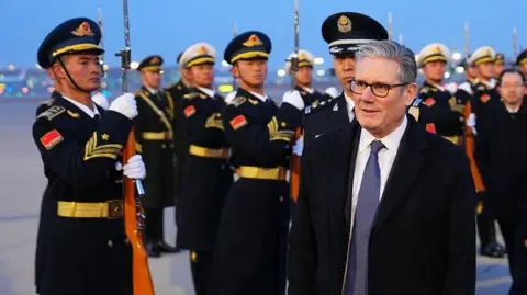 Starmer with Chinese soldiers as he steps off plane