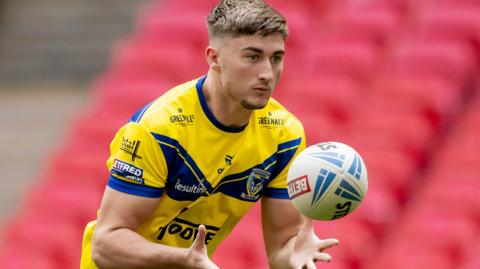 Tom Whitehead warming up for Warrington Wolves