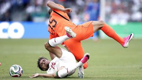 Micky van de Ven takes a tumble