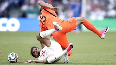 Micky van de Ven takes a tumble