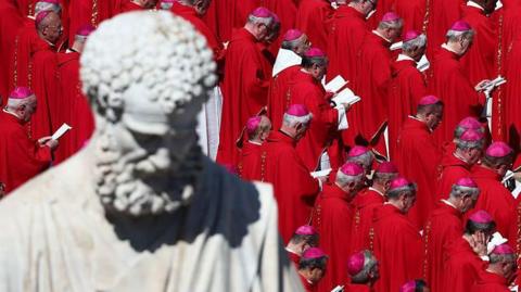 Cardinaliaid yn angladd Pab Francis yn Rhufain