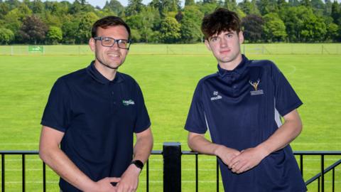 Jacob Bain bho Bhaile Ùr an t-Slèibh còmhla ri Greg MacMhathain bhon chompanaidh Ri Cruden