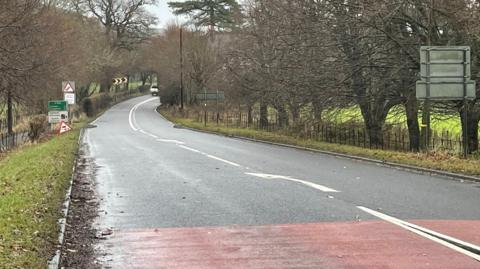 Llun o ffordd yr A494 ar gyrion Y Bala ble ddigwyddodd y gwrthdrawiad