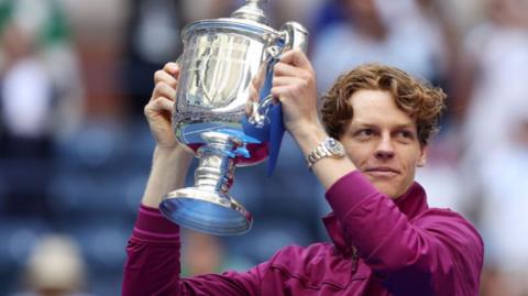 Jannik Sinner with the US Open trophy